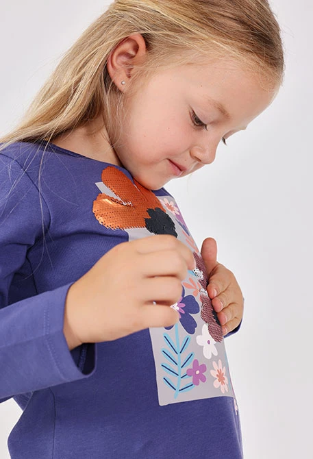 Girl´s lilac knit t-shirt with flowers