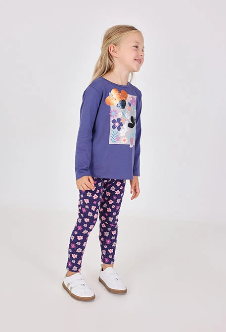 Lila Strickleggings mit Blumen