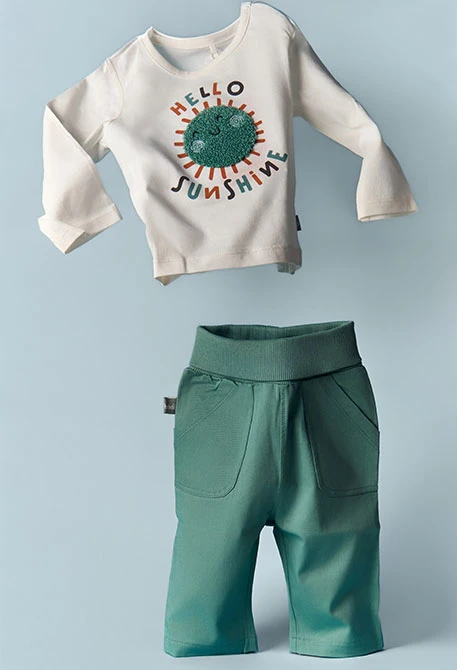 Baby-Set aus weißem Baumwoll-T-Shirt und Hose