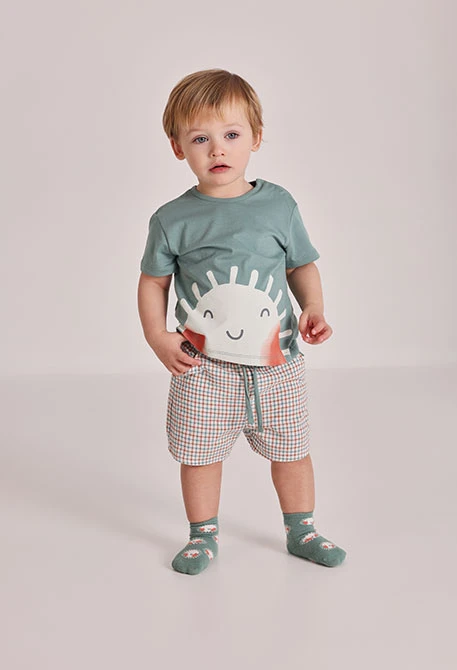 Baby-Set mit T-Shirt und kurzer Hose aus grünem Baumwolle.