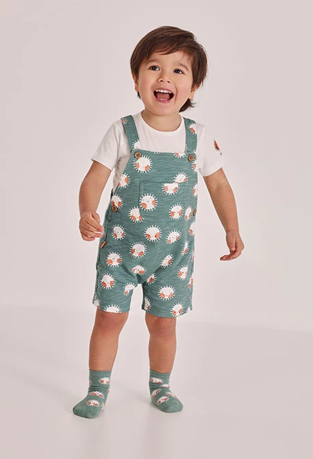 Conjunto bebé t-shirt e macacão de algodão estampado