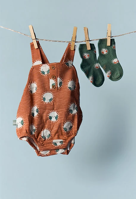 Bedruckter Baby-Strampler aus Baumwolle