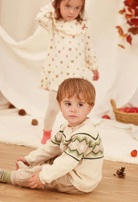 Jacquard-bedrucktes Babyset für Jungen in Rohweiß