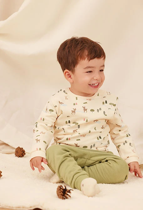 Grünes waldgemustertes Strick-Set für Baby-Jungen