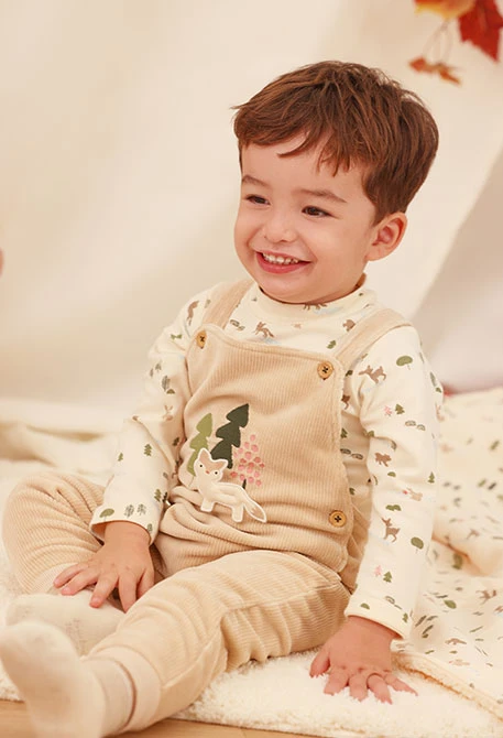 Conjunto punto bebé niño beige estampado bosque