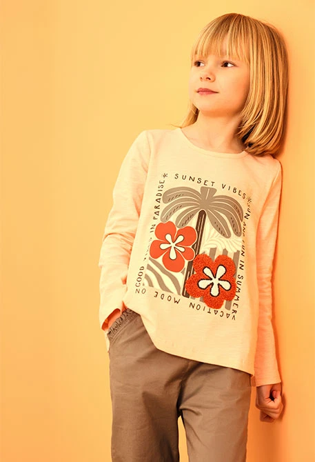 Maglietta a maglia per bambina in colore salmone
