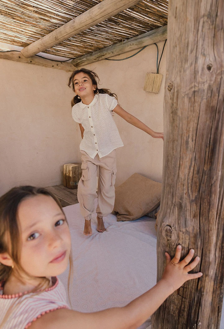Chemise en popeline pour bébé fille de couleur blanche avec broderie.