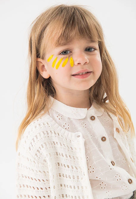 Camisa de popelina para bebé menina em branco com bordado