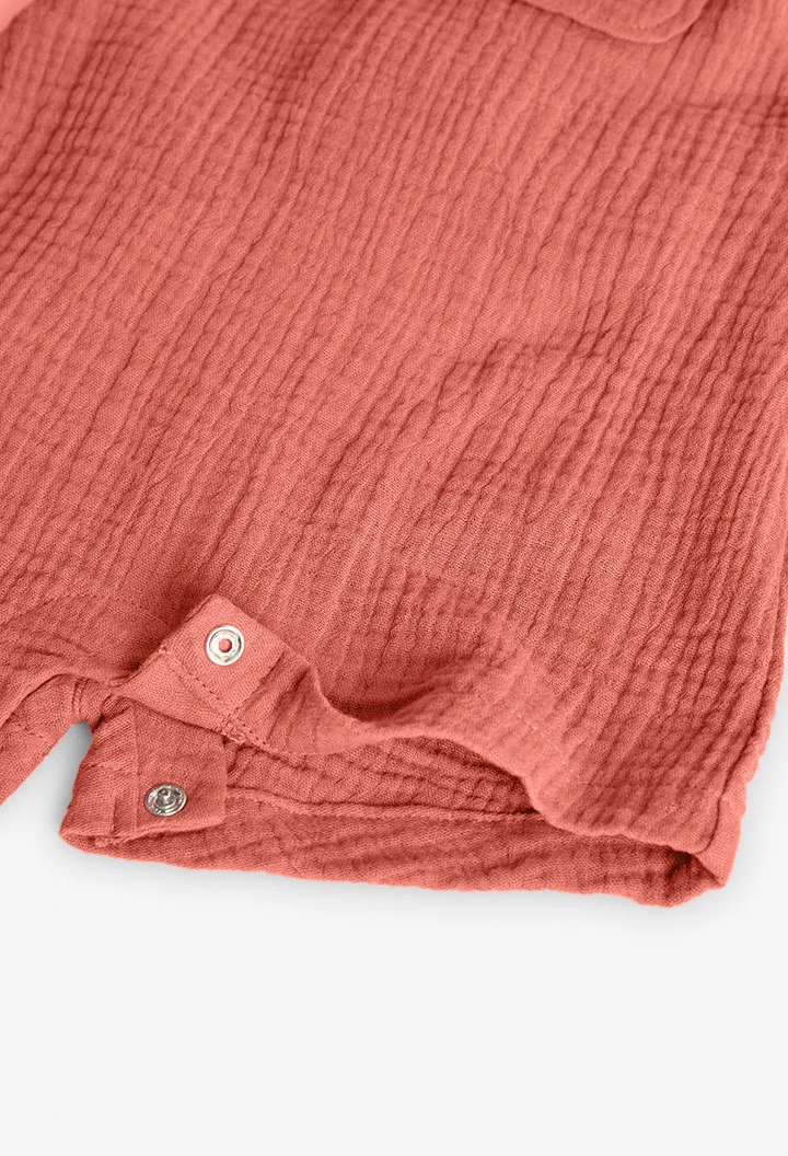 Pagliaccetto a maglia per bambina in colore arancione.