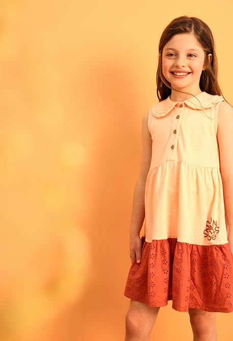 Robe en maille pour bébé fille couleur saumon avec design flammé.