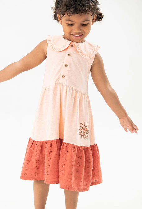 Vestido de malha para bebé menina em cor salmão com design flamê.