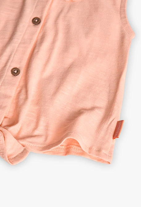 Mädchen-Baby-Strickshirt in Lachsfarbe mit Spitzenbesatz.