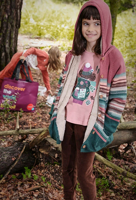 Mädchenjacke mit bunten Streifen