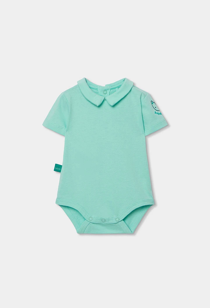 Babyset aus Latzhose und kariertem Baumwollshirt.