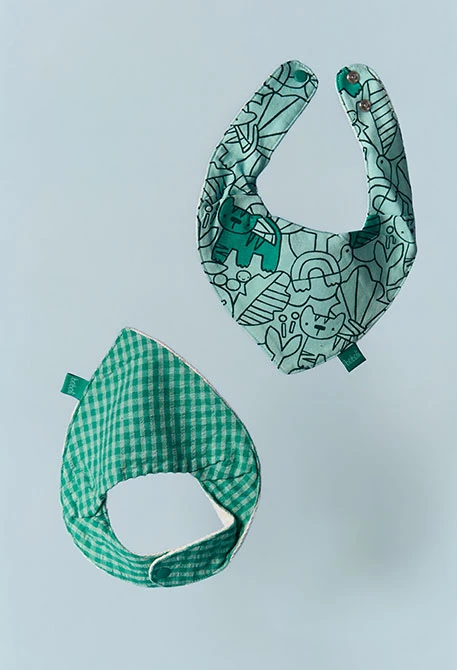 Pack of 2 printed cotton baby bibs