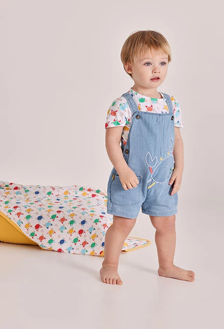 Conjunto bebé camiseta y peto estampado denim