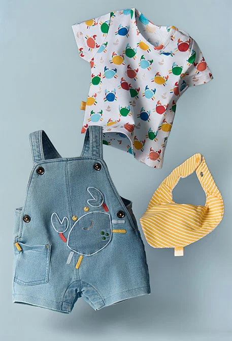 Set bambino maglietta e salopette stampata in denim
