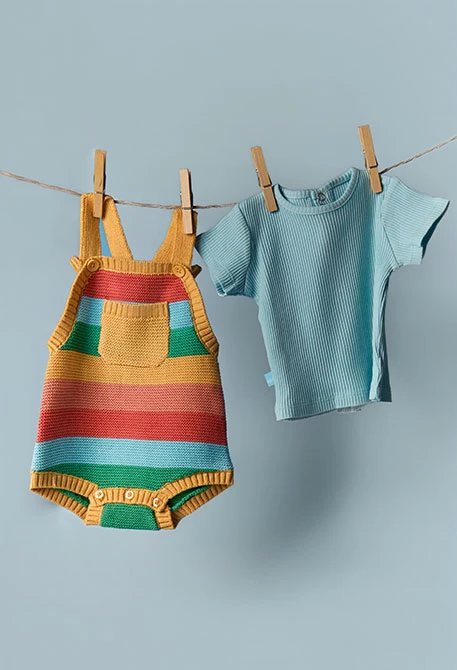 Babykleidung aus grüner Baumwolle