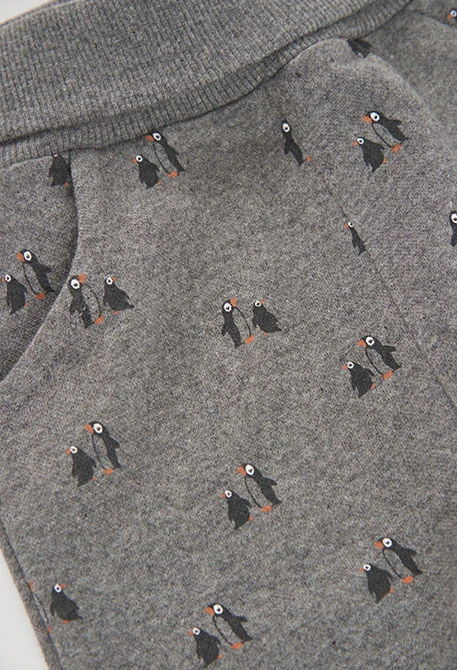 Weißes gestricktes Baby-Jungen-Set mit Pinguin-Aufdruck