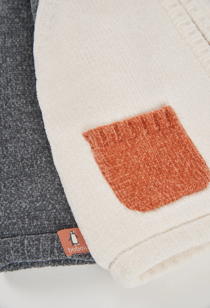 Weiße Baby-Strickjacke mit kombinierter Kapuze