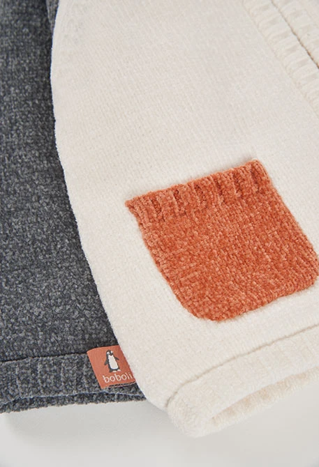 Weiße Baby-Strickjacke mit kombinierter Kapuze