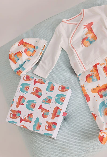 Babykleiderset aus bedruckter Baumwolle