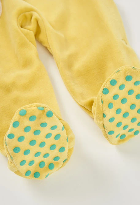 Pagliaccetto neonato verde ricamato con giraffe ed elefanti