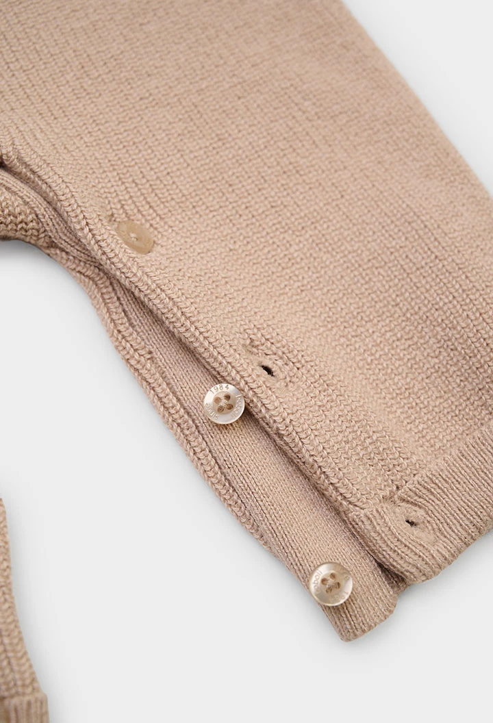 Beige Baby-Latzhose mit Bärenstickerei