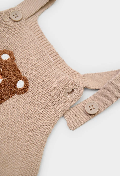 Beige Baby-Latzhose mit Bärenstickerei
