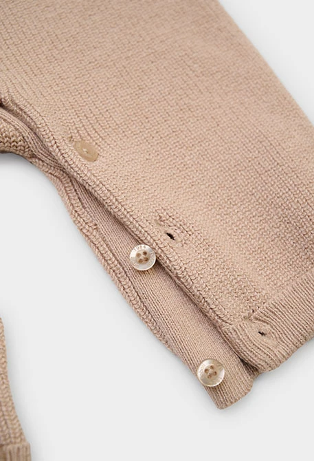 Beige Baby-Latzhose mit Bärenstickerei