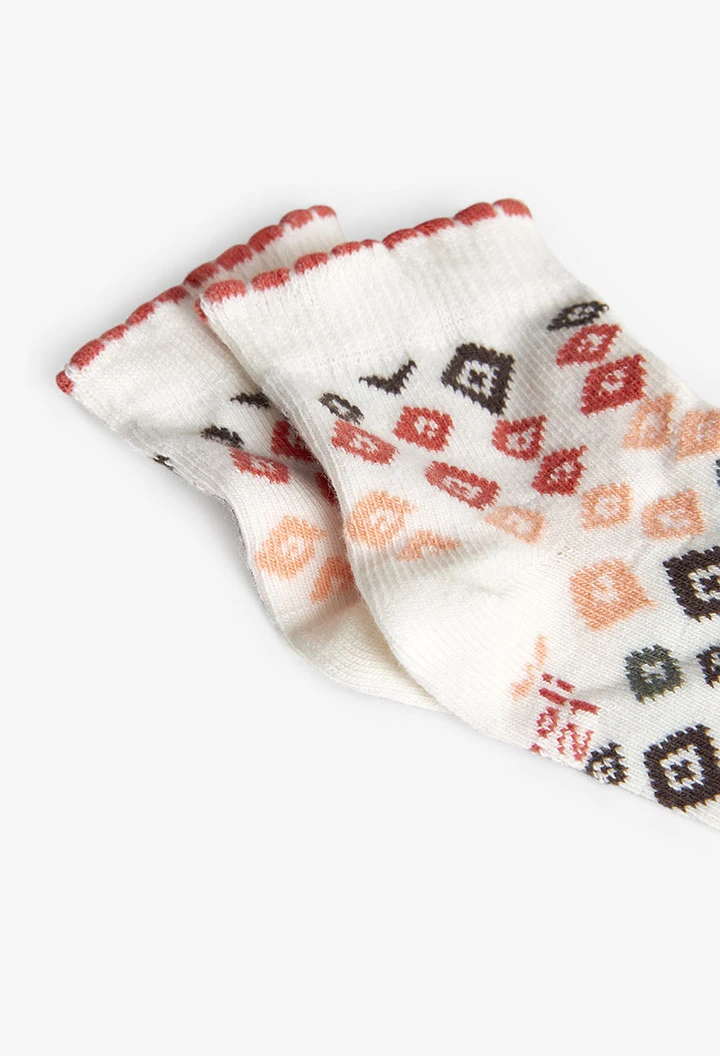 Paket mit Stricksocken für Baby in Lachsfarbe