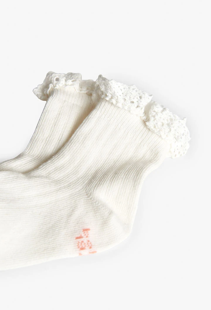 Paket mit Stricksocken für Baby in Lachsfarbe