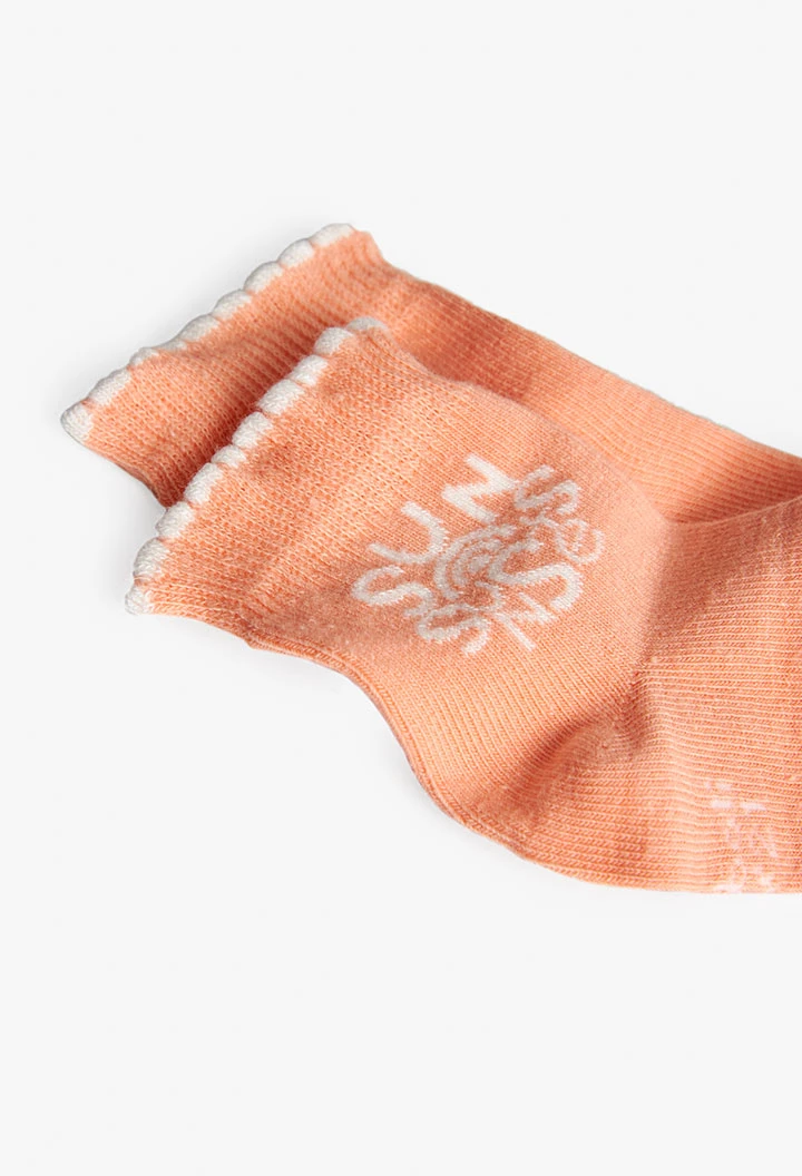 Paket mit Stricksocken für Baby in Lachsfarbe