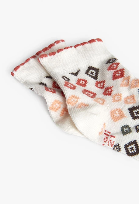Paket mit Stricksocken für Baby in Lachsfarbe