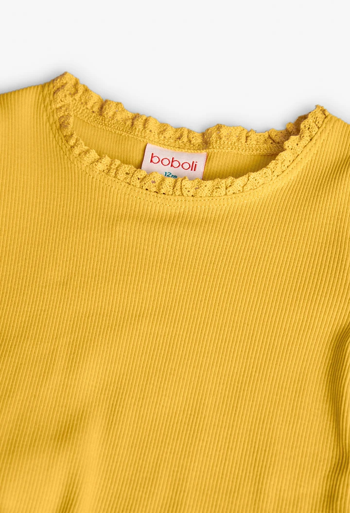 T-shirt de base en jersey pour bébé fille de couleur jaune.