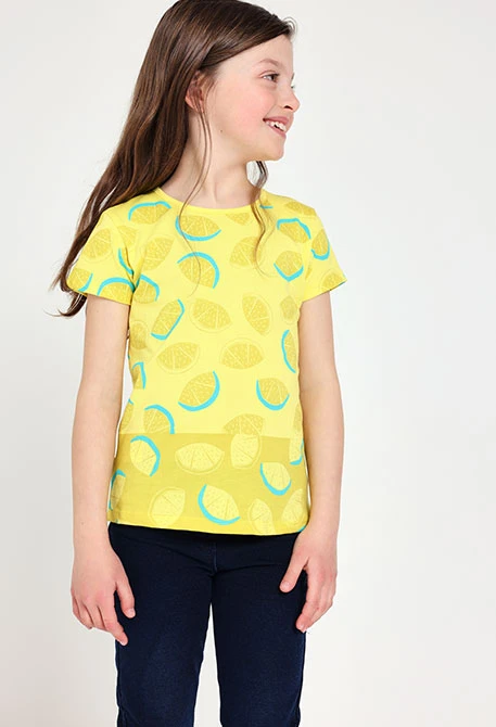 Maglietta basic in maglia per bambina di colore giallo.