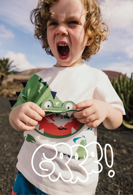 Maglietta a maglia per bambino in bianco con design di coccodrillo.