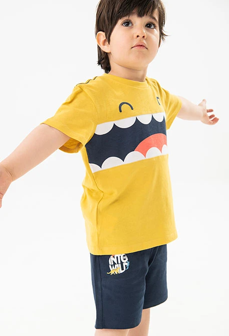 Baby-Jungen-T-Shirt aus Strickstoff in Gelb mit Druckmuster