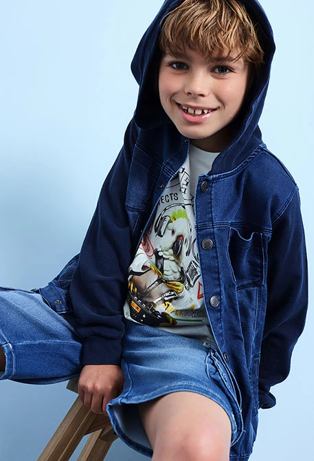 Giubbino denim in maglia per neonato di colore blu con cappuccio.