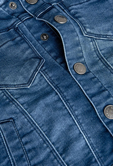 Giubbino denim in maglia per neonato di colore blu con cappuccio.