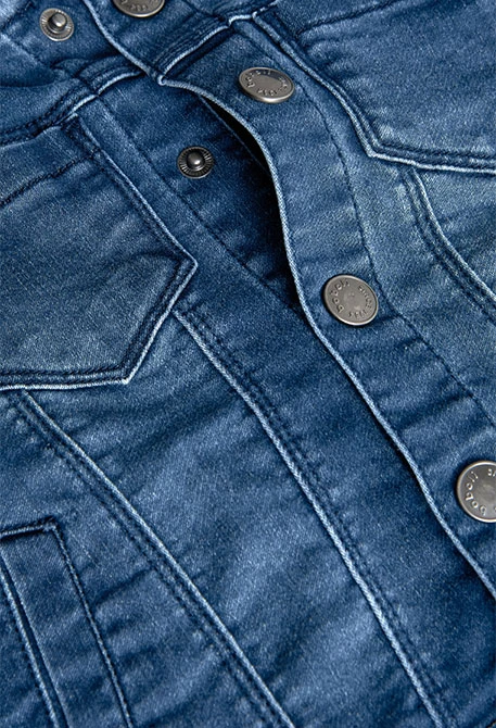 Veste en denim tricotée pour bébé garçon de couleur bleu avec capuche.