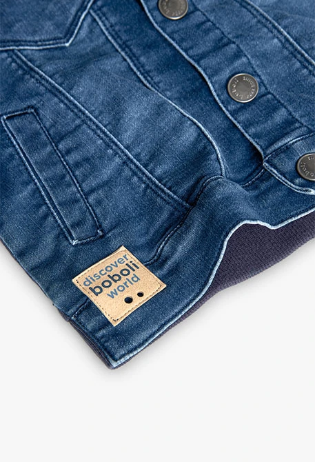 Veste en denim tricotée pour bébé garçon de couleur bleu avec capuche.