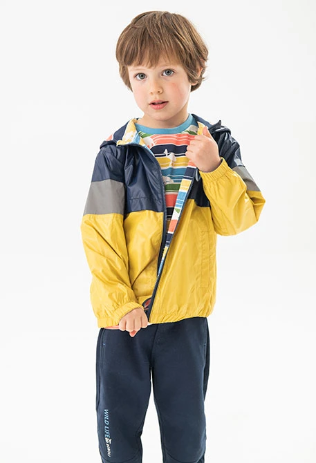 Parka reversível para bebé menino em cor mostarda e preta com estampado