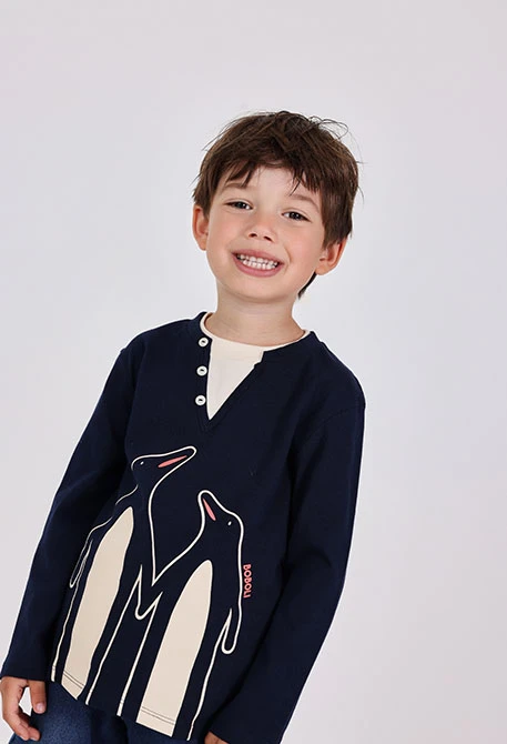 Navy blue knitted boy´s t-shirt with penguins