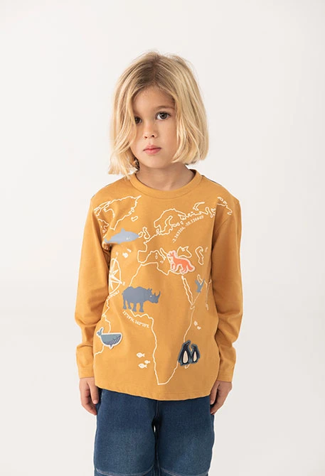 Yellow knitted girl´s T-shirt with animals