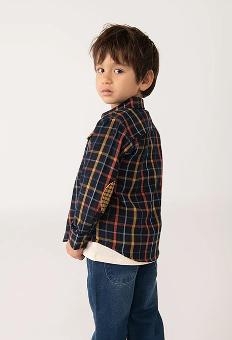 Camicia da bambino a quadri lavorata a maglia