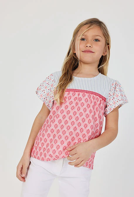 Mädchenbluse aus bedrucktem Popeline.