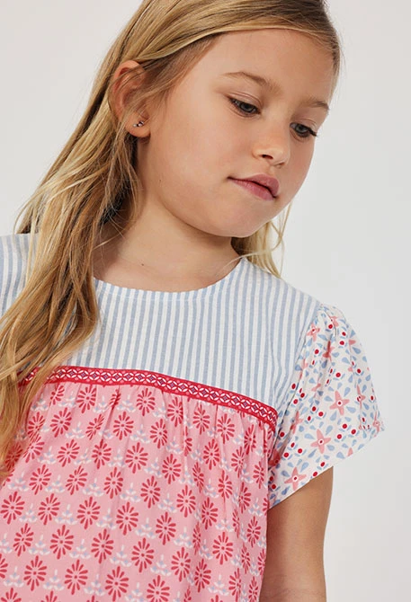 Mädchenbluse aus bedrucktem Popeline.