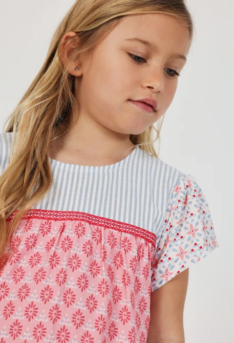 Mädchenbluse aus bedrucktem Popeline.