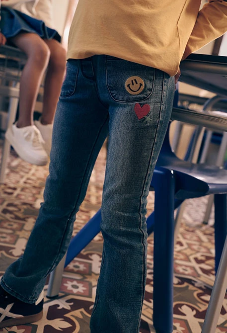 Pantalón denim niña azul con parches de flores